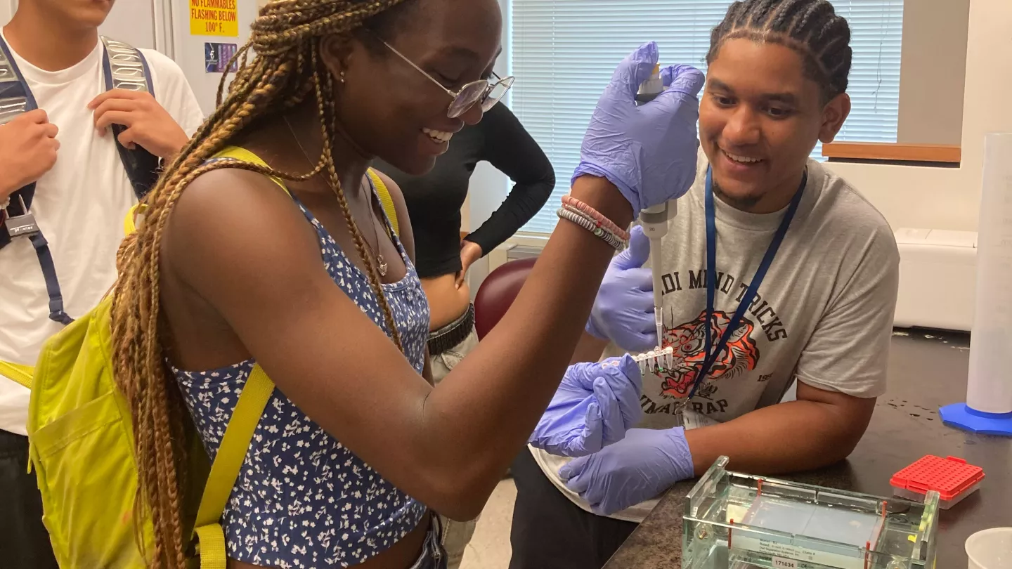 Gabriel Quinones (right), research technician in the lab of Dr. Dario F. Riascos-Bernal, assistant professor of Medicine and of Developmental & Molecular Biology at Albert Einstein College of Medicine, with high school students who visited campus this summer with a group from the Bronx River Alliance. 