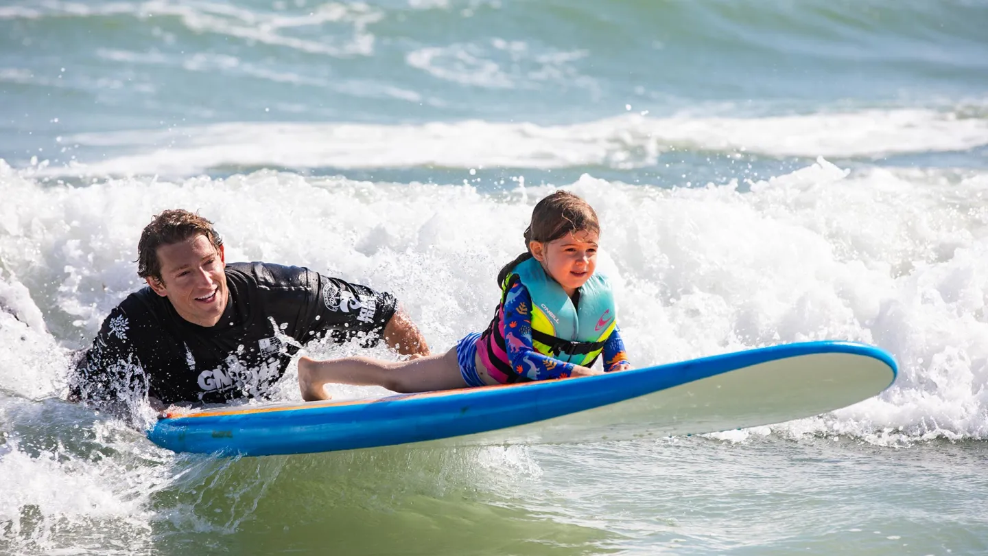 Noah Jacobs (left), second year MSTP student teaching a Gnome Surf participant