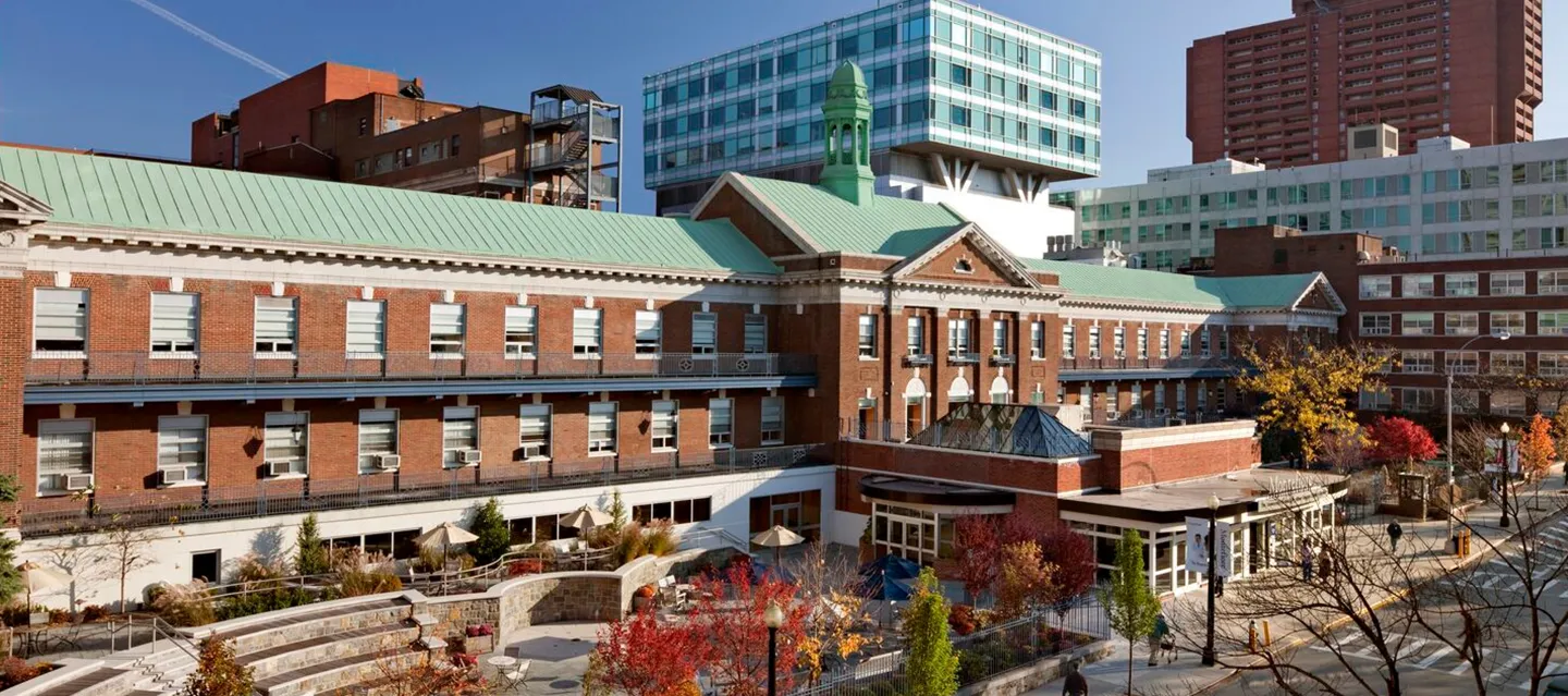 Exterior view of Montefiore Einstein Hospital, Moses Campus